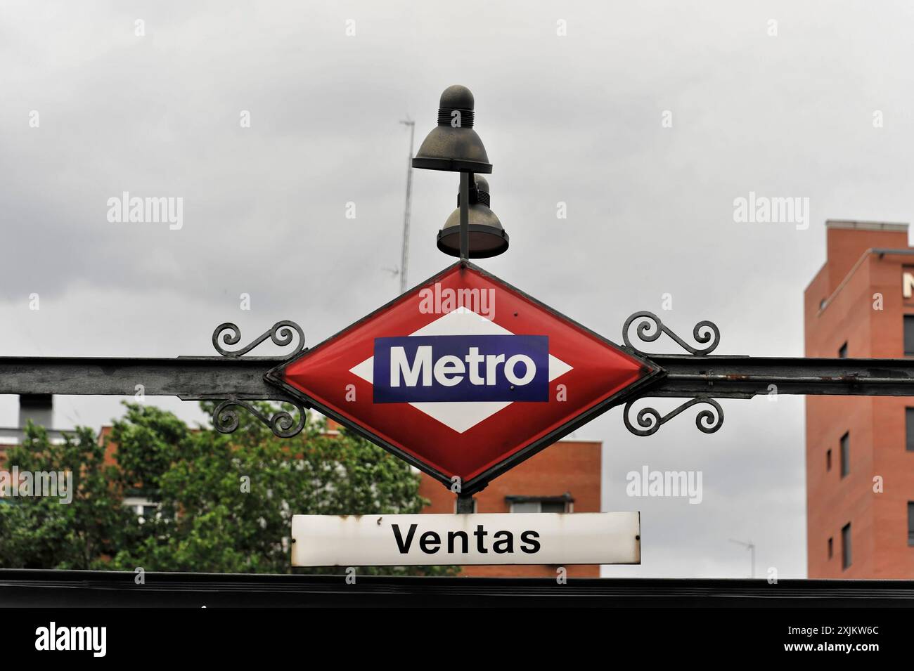 Madrid, Espagne, Europe, Un panneau avec l'inscription 'Metro Ventas' indique l'entrée de la station de métro Banque D'Images