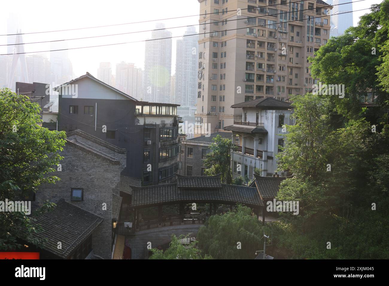 « Skyline Majesty : les sommets imposants et les lumières scintillantes de Chongqing » Banque D'Images