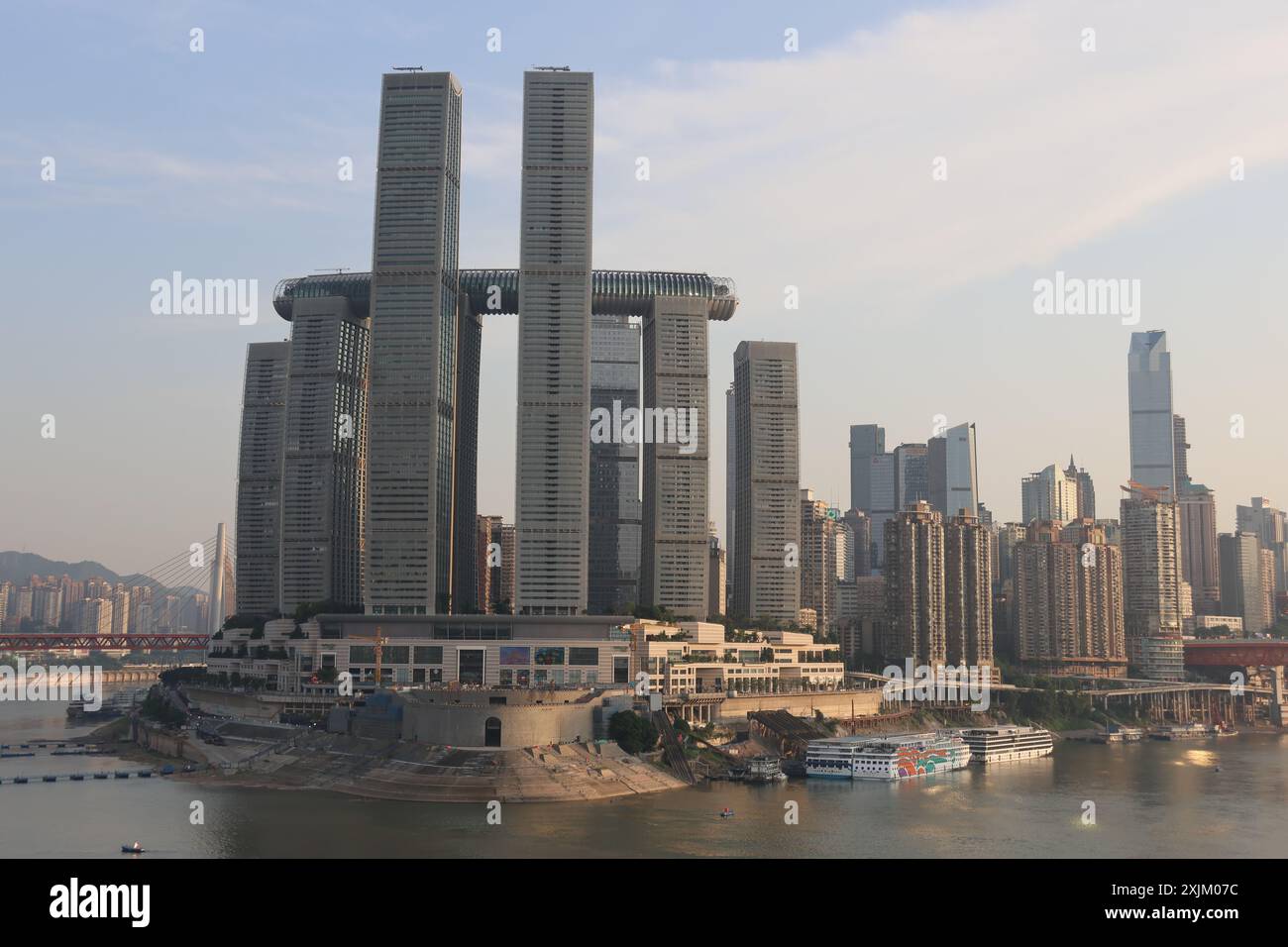 « Skyline Majesty : les sommets imposants et les lumières scintillantes de Chongqing » Banque D'Images