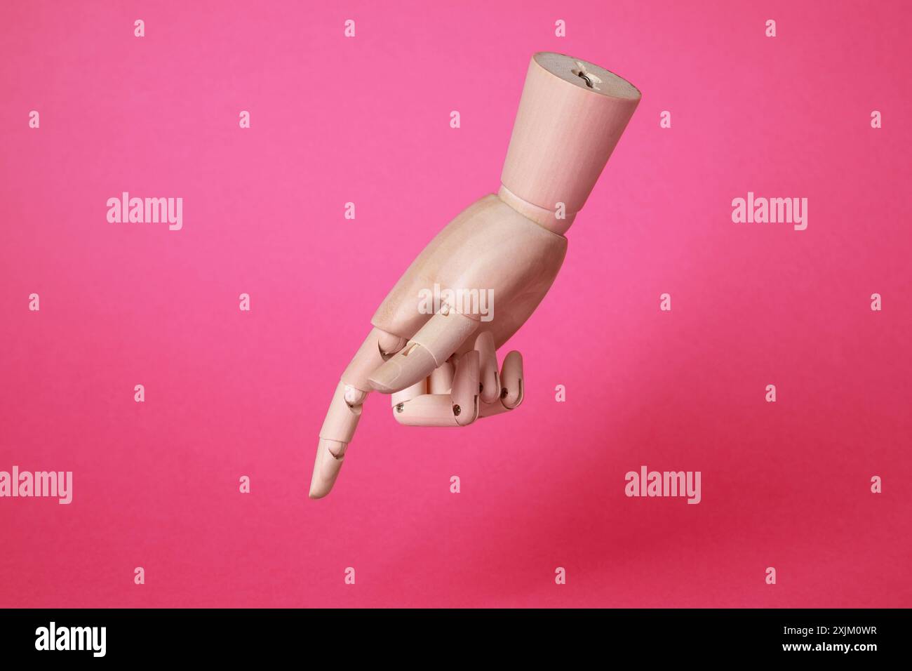 Modèle à main en bois sur fond rose. Partie mannequin Banque D'Images