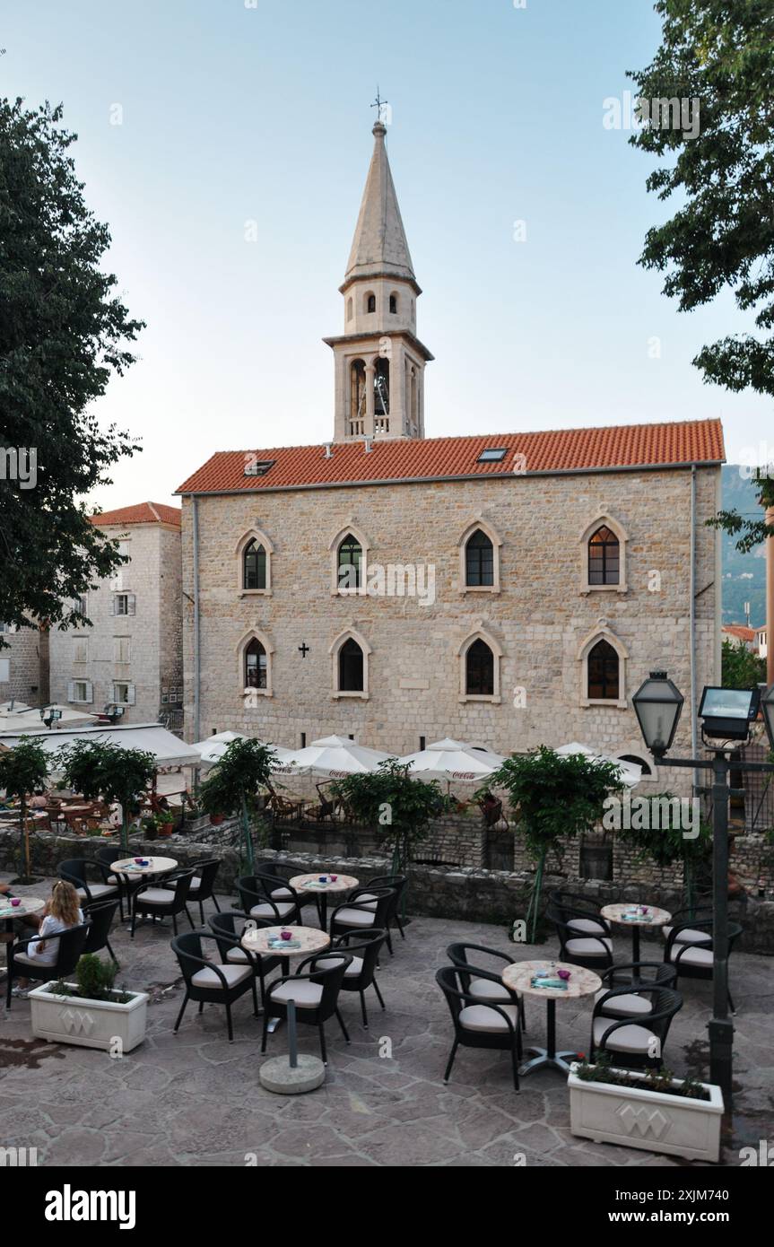 - Église Jean-Baptiste de Budva. Façade latérale de l'église gothique médiévale dans une petite ville par la mer Adriatique. Banque D'Images