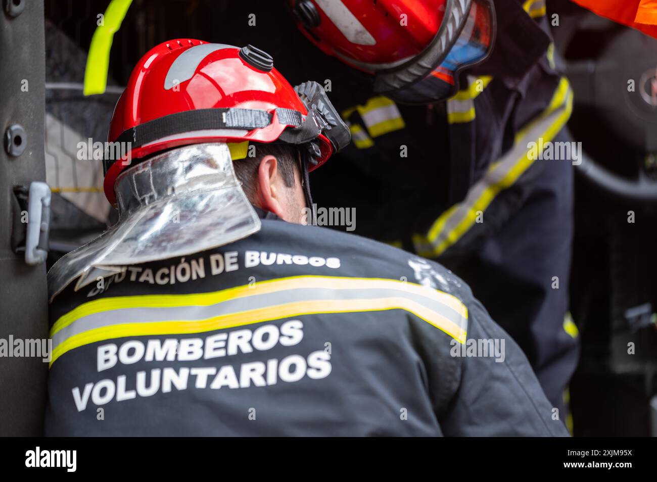 Accident de voiture accident de la circulation. Pompiers sauvez les blessés victimes piégées. Les pompiers donnent les premiers soins aux passagers. Photographie de haute qualité Banque D'Images