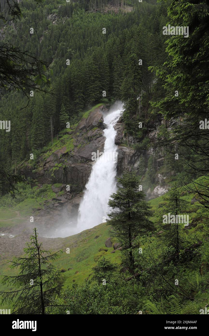 Vue sur la cascade de Krimml, la forêt de montagne environnante et les parois rocheuses Banque D'Images