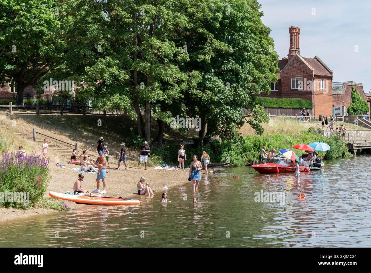 Hampton court, Surrey, Royaume-Uni, 15 juillet 2022 : les gens apprécient la Tamise à Hampton court le 15 juillet 2022. Personnes non identifiées Banque D'Images