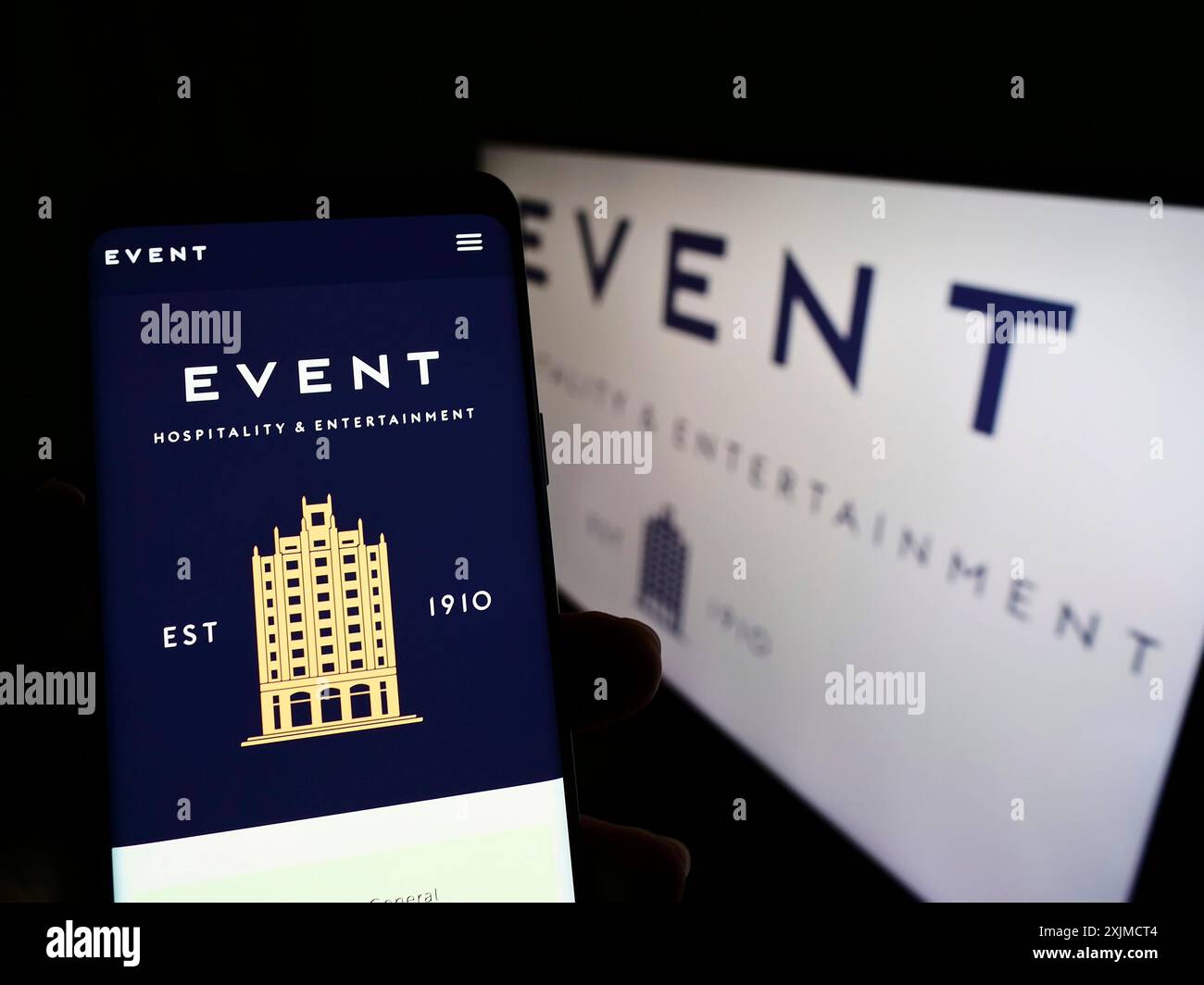 Stuttgart, Allemagne, 05-22-2022 : personne tenant un téléphone portable avec le site Web de la société Event Hospitality Entertainment Ltd sur l'écran avec le logo. Concentrez-vous sur Banque D'Images