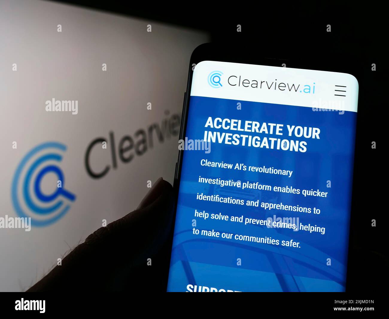 Stuttgart, Allemagne, 05-26-2022, personne tenant un smartphone avec la page web de la société de reconnaissance faciale Clearview ai Inc. sur l'écran avec le logo. Concentrez-vous sur Banque D'Images