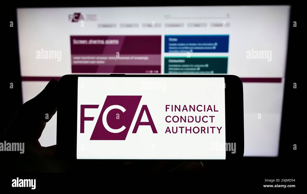 Stuttgart, Allemagne, 05 26 2022 : personne tenant un smartphone avec le logo de la British Financial Conduct Authority (FCA) sur l'écran devant le site Web. Mise au point Banque D'Images