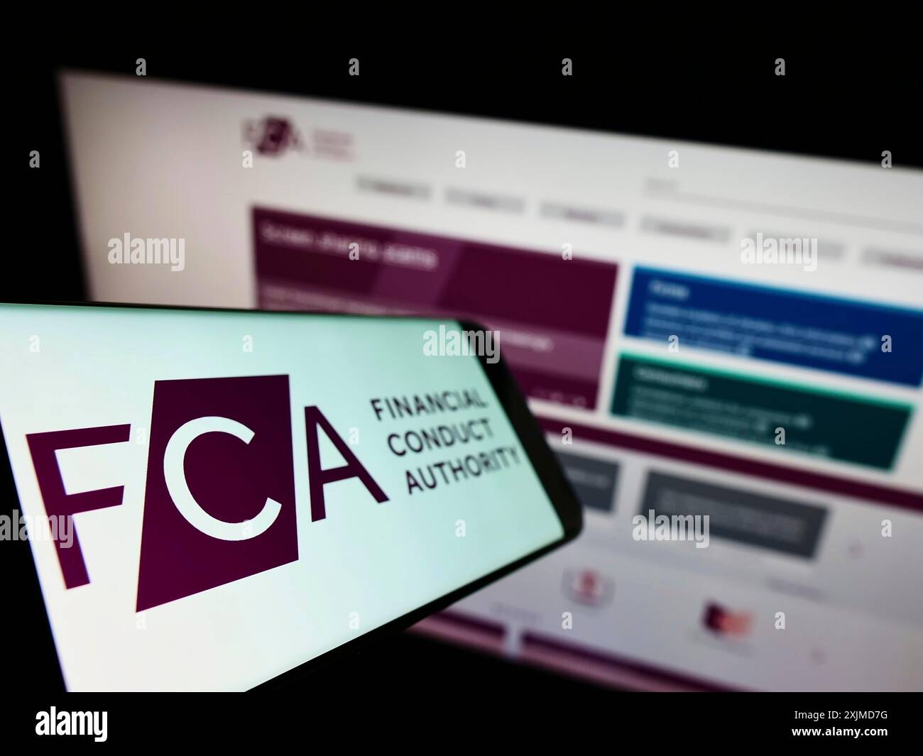 Stuttgart, Allemagne, 05 26 2022 : smartphone avec le logo de l'organisme de réglementation britannique Financial Conduct Authority (FCA) sur l'écran devant le site Web. Banque D'Images