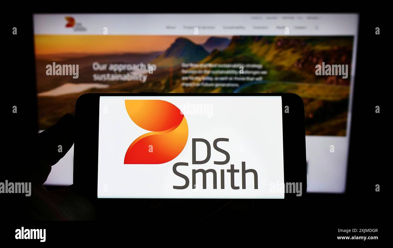 Stuttgart, Allemagne, 05 29 2022 : personne tenant un téléphone portable avec le logo de la société britannique d'emballage DS Smith plc sur l'écran devant l'entreprise Banque D'Images