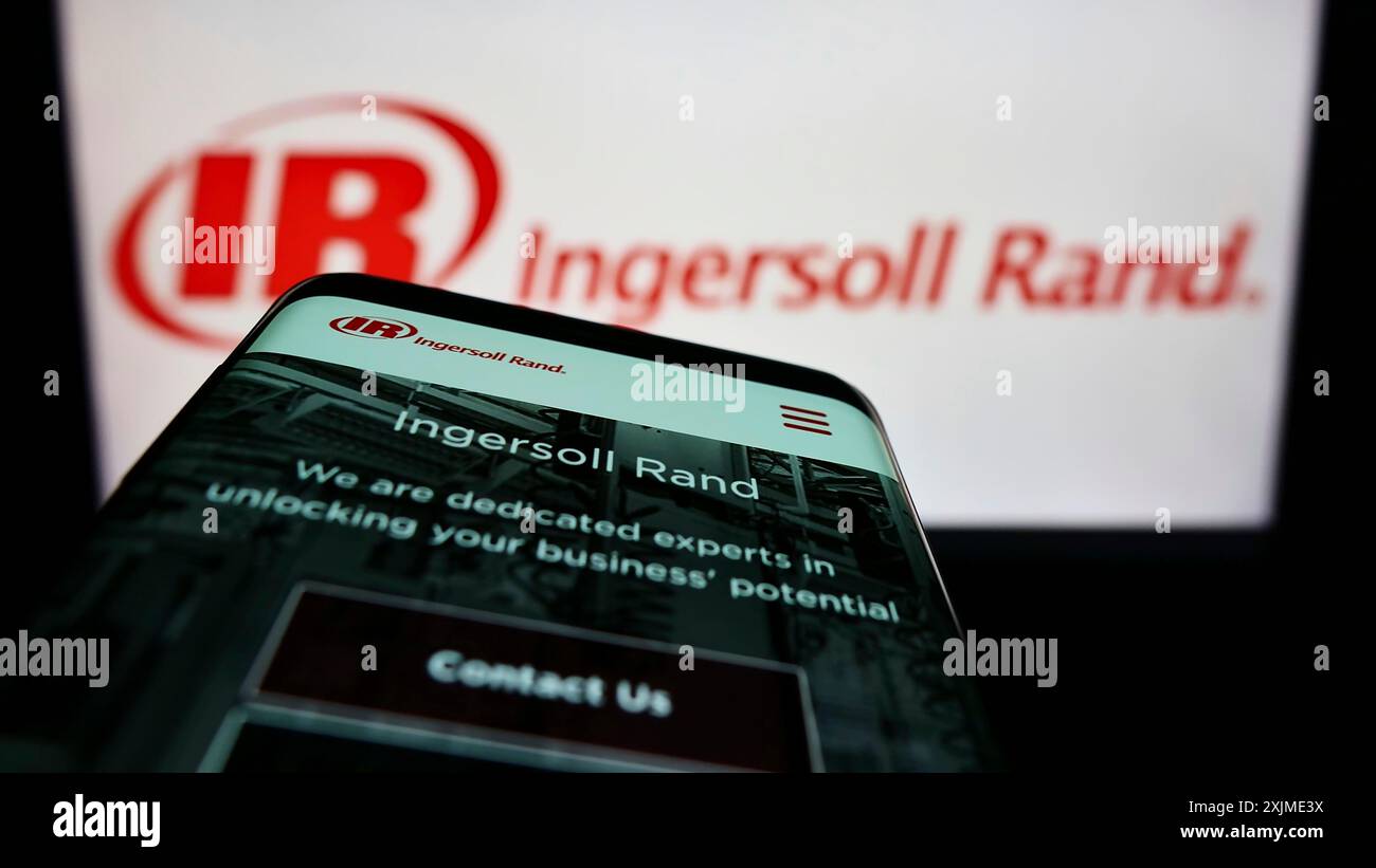 Stuttgart, Allemagne, 06-06-2022 : téléphone portable avec le site de la société américaine de machines Ingersoll Rand Inc (IR) sur l'écran devant le logo. Concentrez-vous sur Banque D'Images