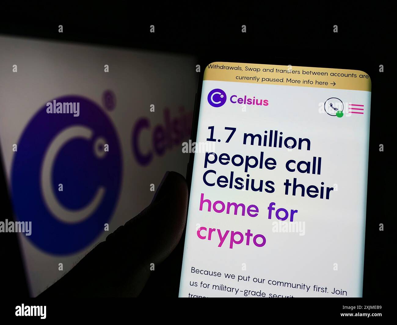 Stuttgart, Allemagne, 06-18-2022 : personne tenant un téléphone portable avec le site Web de la société américaine de crypto Celsius Network LLC sur l'écran devant le logo. Concentrez-vous sur Banque D'Images