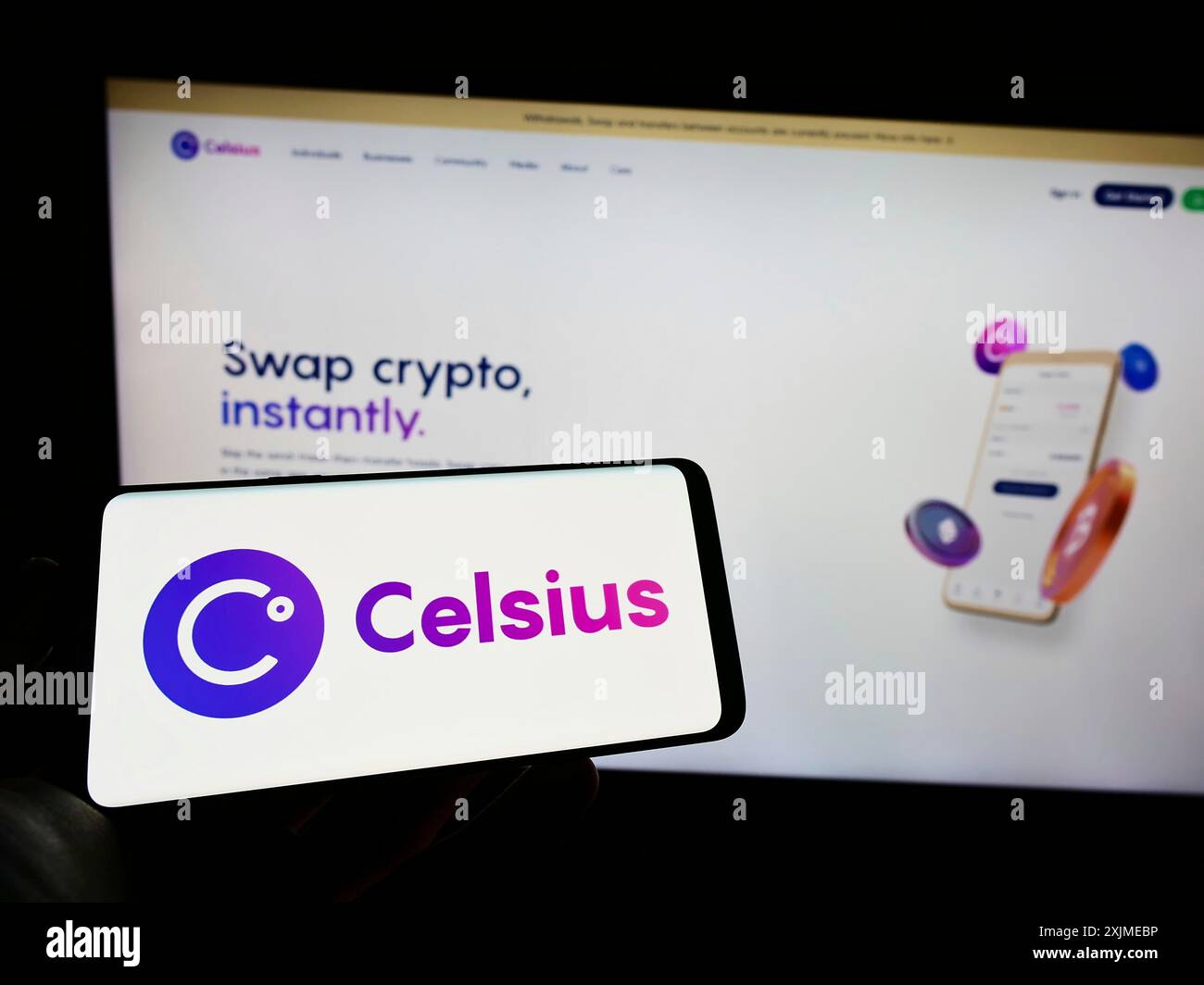Stuttgart, Allemagne, 06-18-2022 : personne tenant un téléphone portable avec le logo de la société américaine de crypto Celsius Network LLC sur l'écran devant la page Web de l'entreprise. Banque D'Images