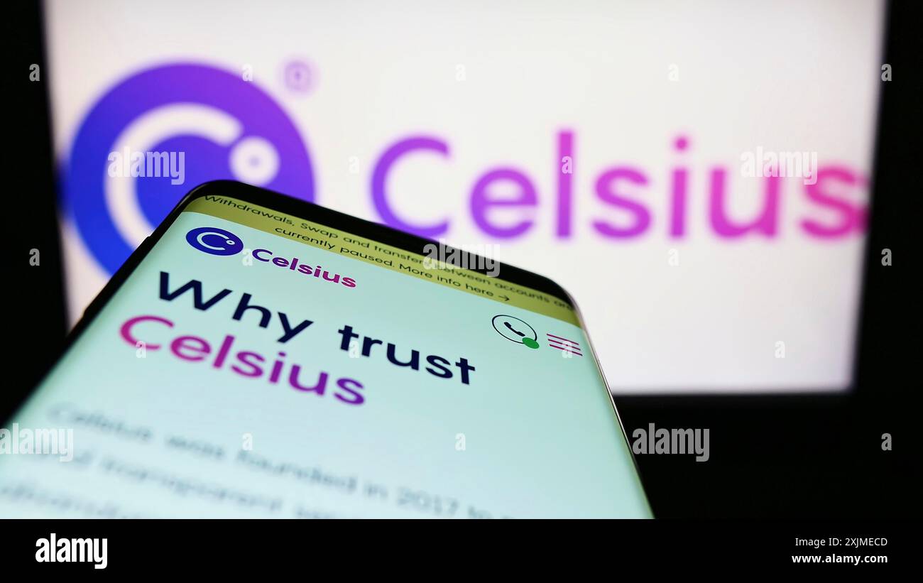 Stuttgart, Allemagne, 06-18-2022 : smartphone avec la page Web de la société américaine de crypto Celsius Network LLC sur l'écran devant le logo de l'entreprise. Concentrez-vous sur Banque D'Images