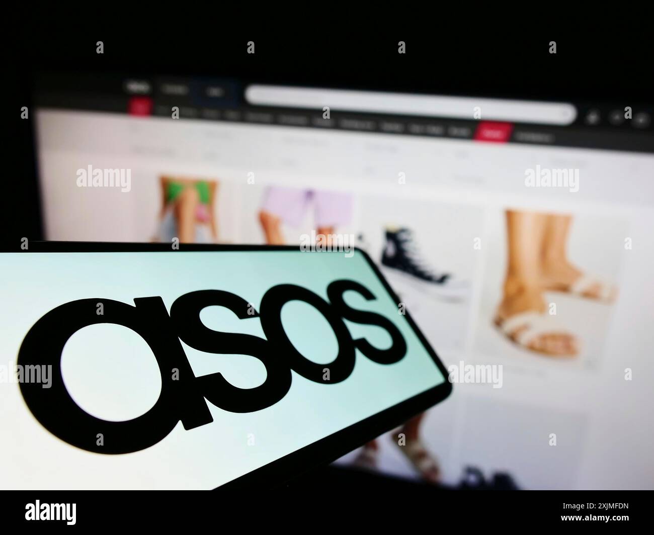 Stuttgart, Allemagne, 06-18-2022 : téléphone portable avec le logo de la société britannique de vente au détail de mode ASOS plc sur l'écran devant le site Web de l'entreprise. Concentrez-vous sur Banque D'Images