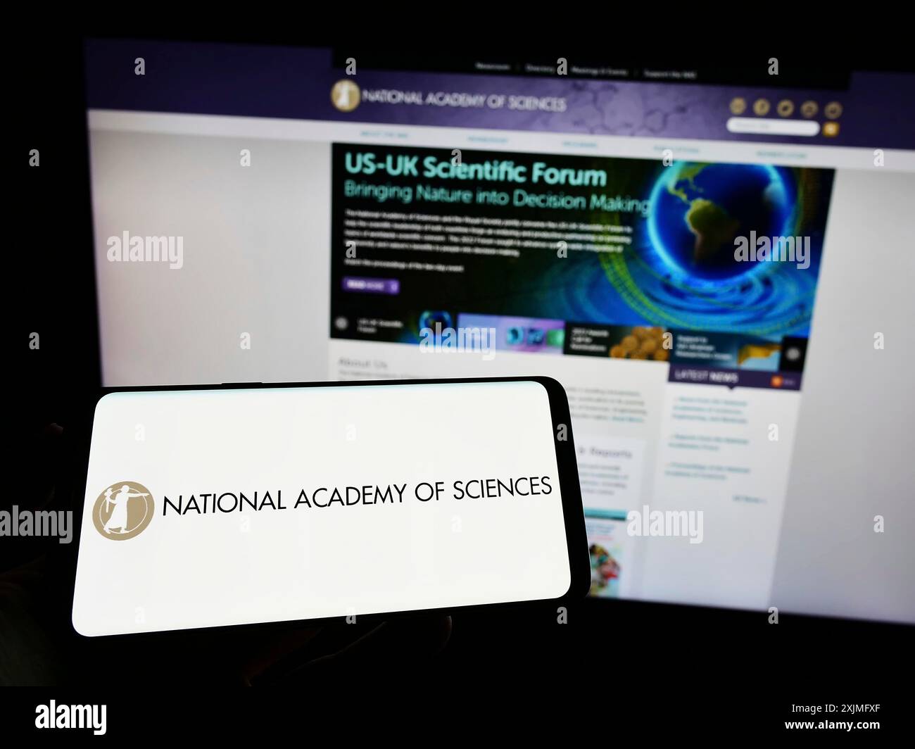 Stuttgart, Allemagne, 06-25-2022, personne tenant un smartphone avec le logo de l'Académie nationale des sciences (NAS) sur l'écran devant le site Web. Concentrez-vous sur Banque D'Images