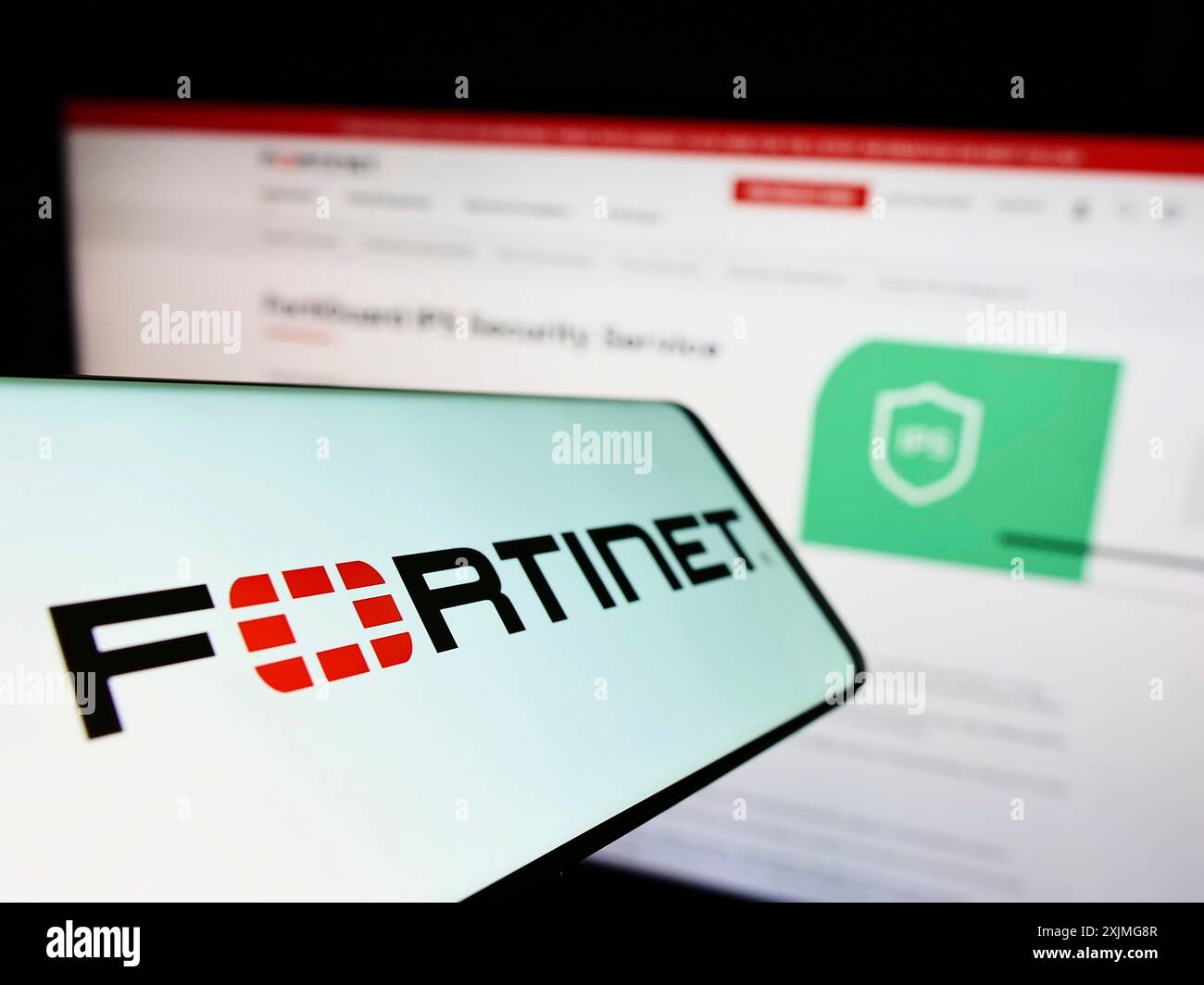 Stuttgart, Allemagne, 07-03-2022 : téléphone portable avec le logo de la société américaine de cybersécurité Fortinet Inc sur l'écran devant le site. Concentrez-vous sur Banque D'Images