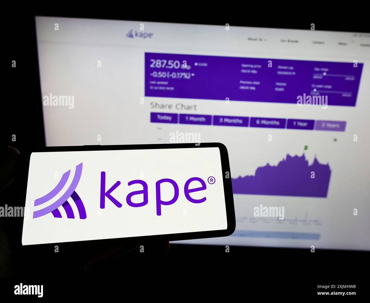 Stuttgart, Allemagne, 07-24-2022 : personne tenant un téléphone portable avec le logo de la société de cybersécurité Kape technologies plc sur l'écran devant la page Web. Banque D'Images