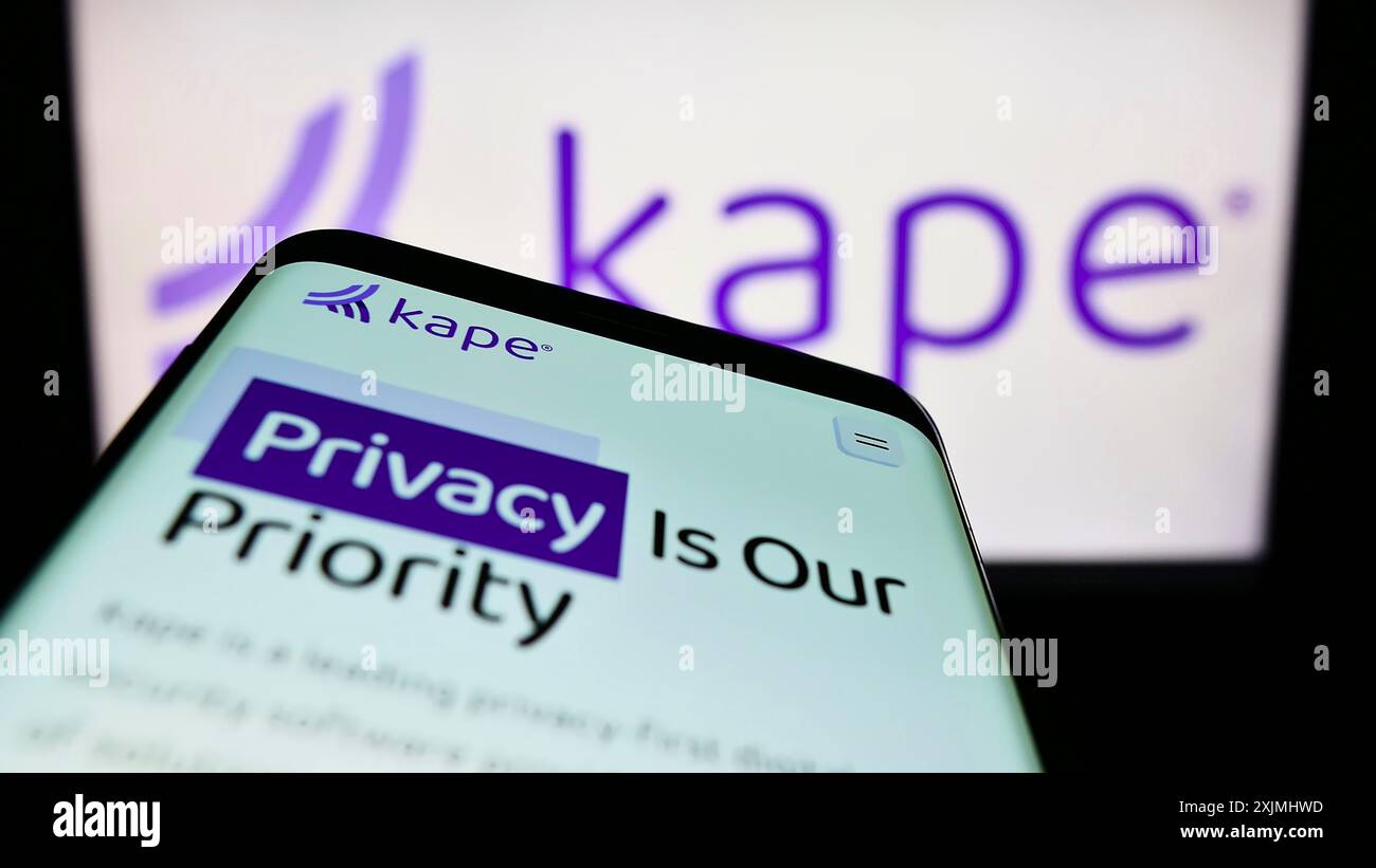 Stuttgart, Allemagne, 07-24-2022 : smartphone avec le site Web de la société de cybersécurité Kape technologies plc sur l'écran devant le logo de l'entreprise. Concentrez-vous sur Banque D'Images
