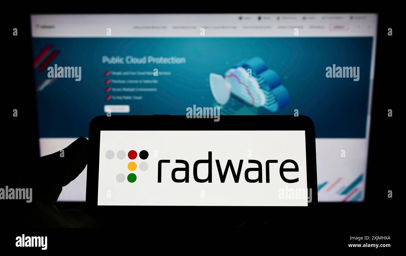 Stuttgart, Allemagne, 07-24-2022 : personne tenant un smartphone avec le logo de la société américaine de cybersécurité Radware Ltd sur l'écran devant le site Web. Concentrez-vous sur Banque D'Images