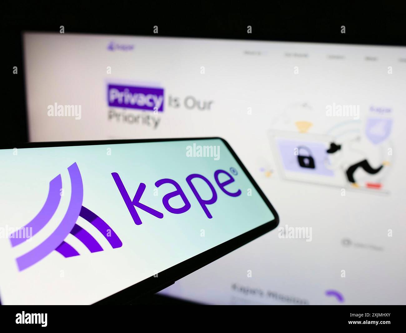 Stuttgart, Allemagne, 07-24-2022 : téléphone portable avec le logo de la société de cybersécurité Kape technologies plc sur l'écran devant le site Web de l'entreprise. Mise au point Banque D'Images
