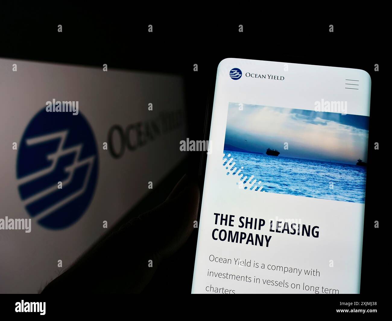 Stuttgart, Allemagne, 07-24-2022 : personne tenant un téléphone portable avec le site Web de la société norvégienne de location de navires Ocean Yield COMME sur l'écran avec logo. Concentrez-vous sur Banque D'Images