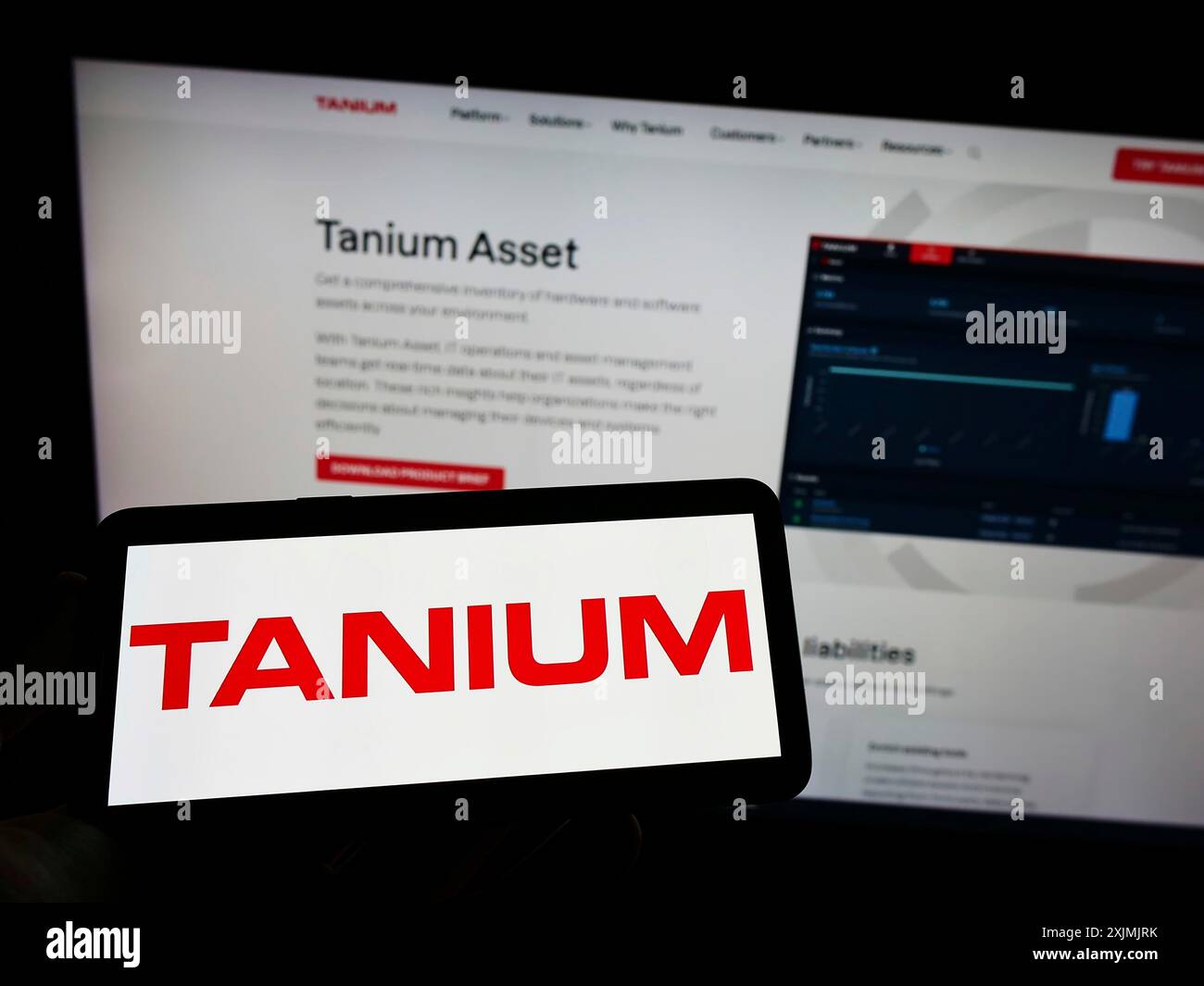 Stuttgart, Allemagne, 07-31-2022, personne tenant un téléphone portable avec le logo de la société américaine de cybersécurité Tanium Inc. sur l'écran devant la page Web de l'entreprise. Banque D'Images
