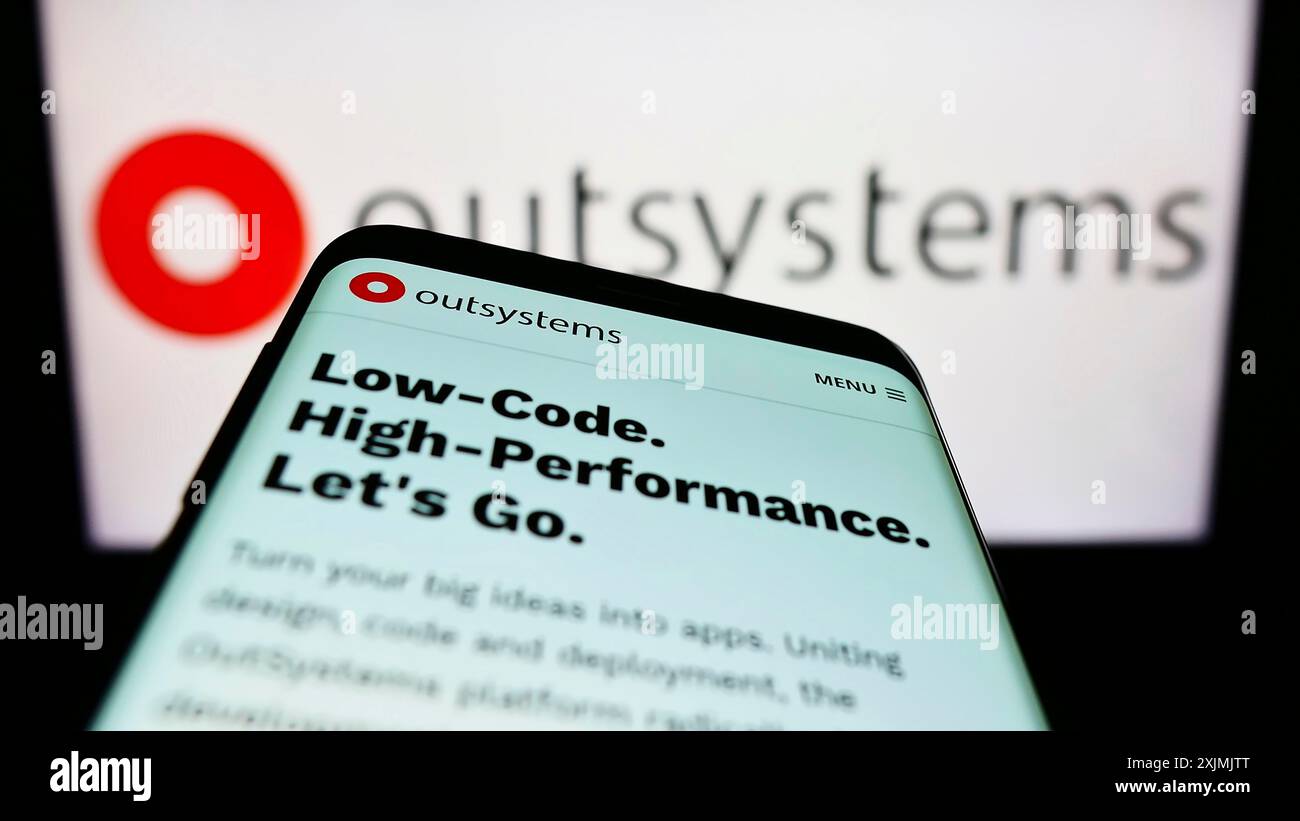 Stuttgart, Allemagne, 07-31-2022, smartphone avec le site de la société de logiciels low-code OutSystems sur l'écran devant le logo de l'entreprise. Concentrez-vous sur Banque D'Images