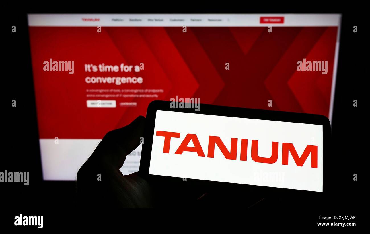 Stuttgart, Allemagne, 07 31 2022 : personne tenant un smartphone avec le logo de la société américaine de cybersécurité Tanium Inc. sur l'écran devant le site Web. Concentrez-vous sur Banque D'Images