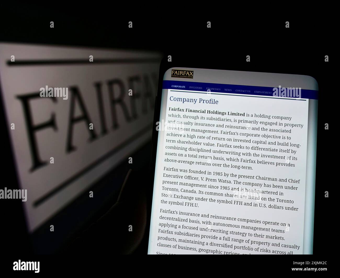 Stuttgart, Allemagne, 08 27 2022 : personne tenant un téléphone cellulaire avec la page Web de la société canadienne Fairfax Financial Holdings Limited sur l'écran avec le logo. Banque D'Images
