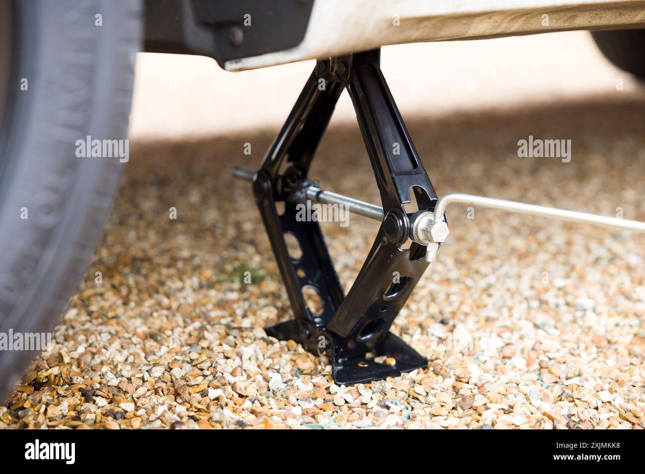 Gros plan d'un cric de voiture sous une voiture. Fait partie d'une série de photos illustrant le changement d'un pneu crevé (pneu) Banque D'Images