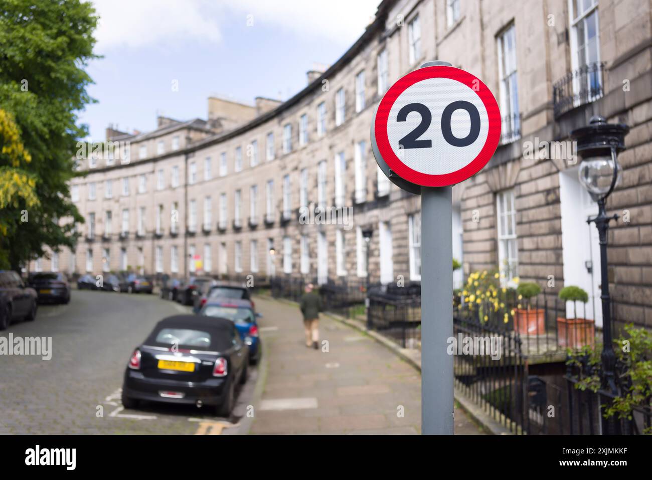 Panneau de limitation de vitesse de 20 km/h sur Royal Circus, Édimbourg, Écosse, Royaume-Uni. Partie d'un mouvement vers une limitation de vitesse de 20 km/h dans les zones urbaines du Royaume-Uni. Banque D'Images