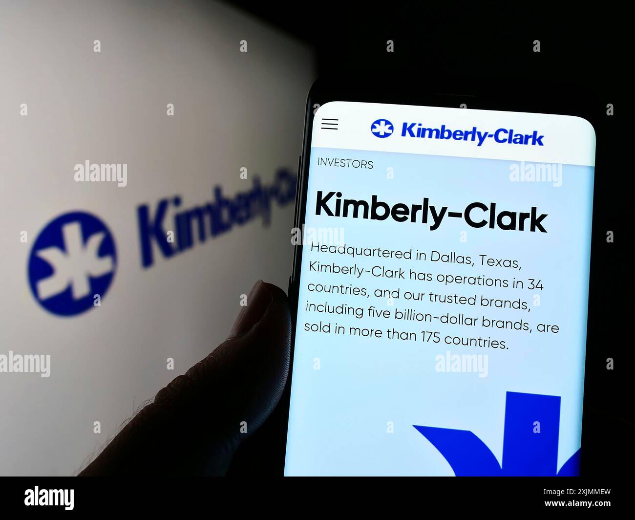 Stuttgart, Allemagne, 09-08-2022 : personne tenant un smartphone avec la page Web de la société de soins personnels Kimberly-Clark Corporation sur l'écran avec le logo. Mise au point Banque D'Images