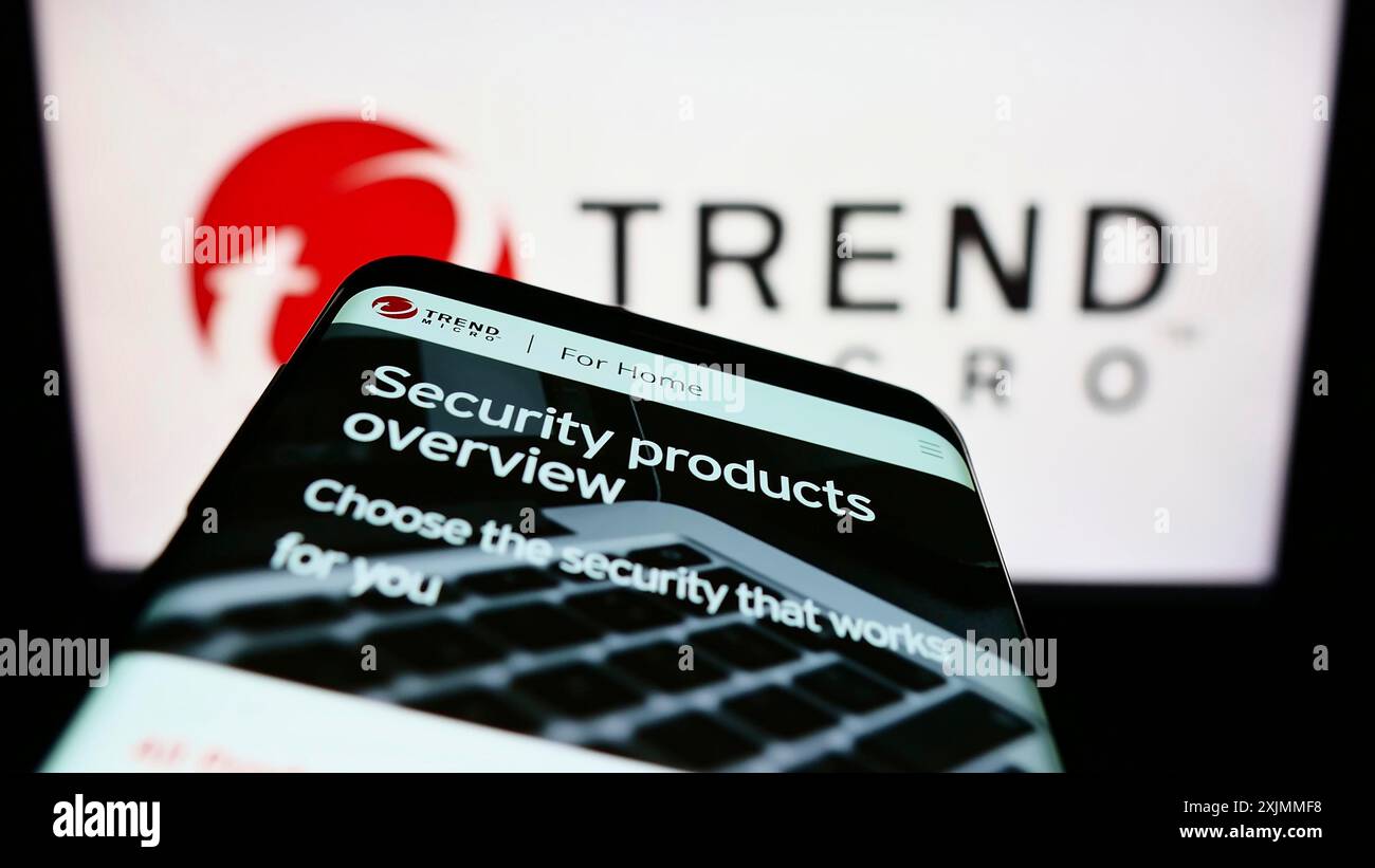 Stuttgart, Allemagne, 09-08-2022 : téléphone portable avec le site web de la société de cybersécurité Trend Micro Inc. sur l'écran devant le logo de l'entreprise. Concentrez-vous sur Banque D'Images