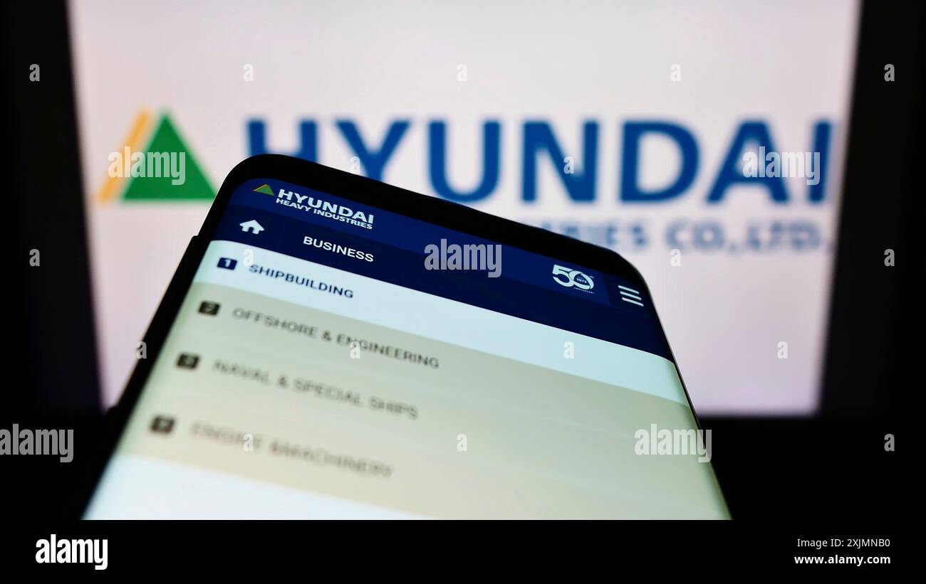 Stuttgart, Allemagne, 09-13-2022 : smartphone avec la page web de la société Hyundai Heavy Industries Co. Ltd (HHI) sur l'écran devant le logo. Concentrez-vous sur Banque D'Images