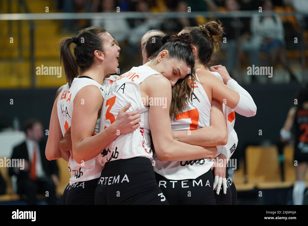 ISTANBUL, TURKIYE - 04 AVRIL 2024 : les joueurs de l'Eczacibasi Dynavit célèbrent le point lors du match de la Ligue turque des sultans de Vakifbank à Vakifbank Spor Banque D'Images