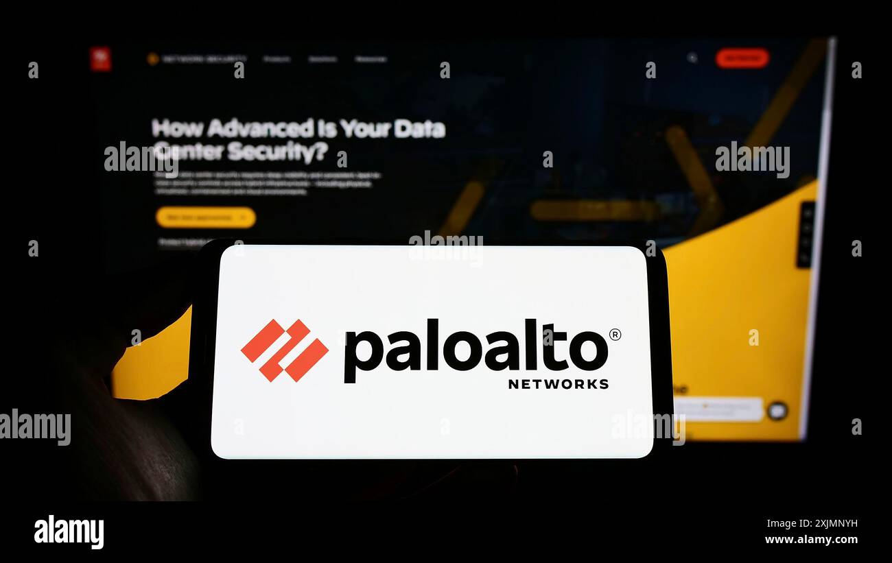 Stuttgart, Allemagne, 09-24-2022 : personne tenant un smartphone avec le logo de la société américaine de cybersécurité Palo Alto Networks Inc sur l'écran devant Banque D'Images