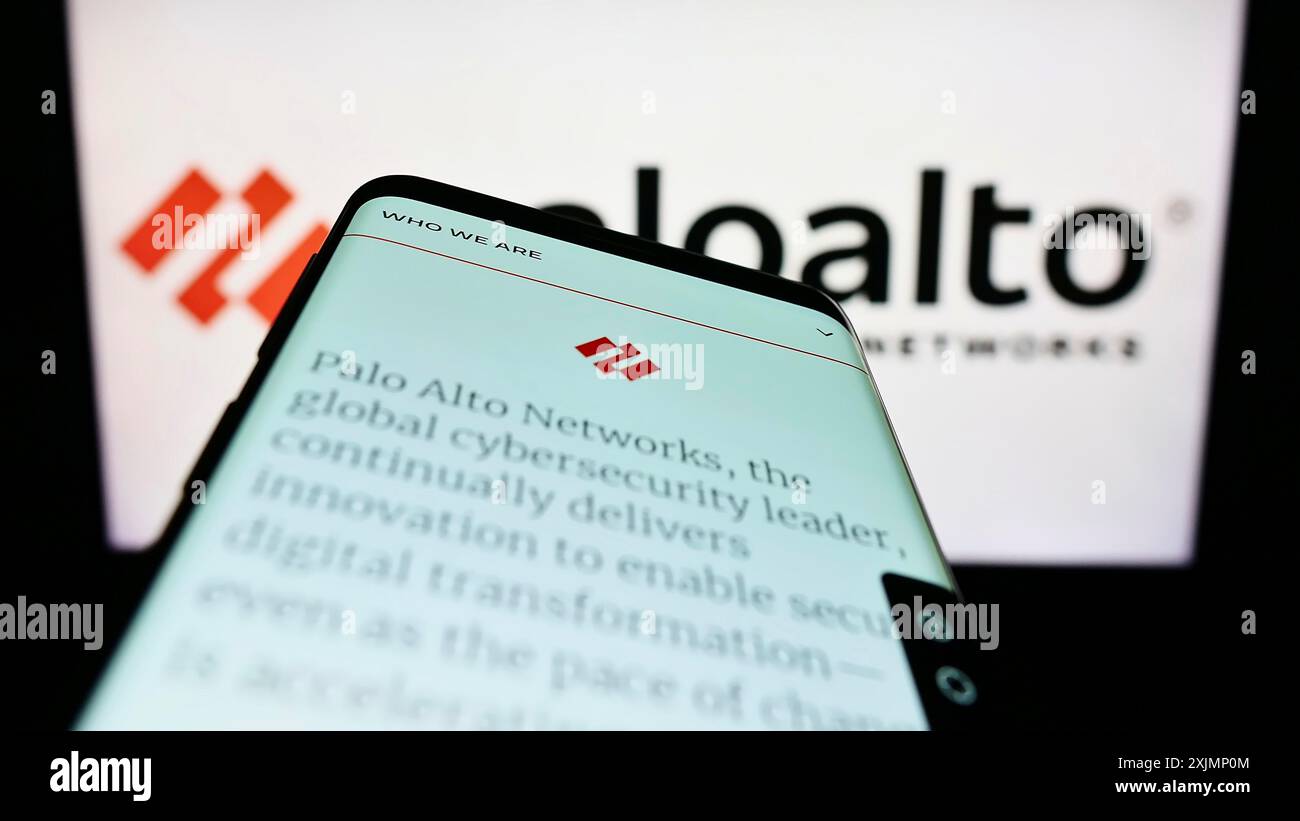 Stuttgart, Allemagne, 09-24-2022 : smartphone avec le site Web de la société américaine de cybersécurité Palo Alto Networks Inc sur l'écran devant le logo. Concentrez-vous sur Banque D'Images