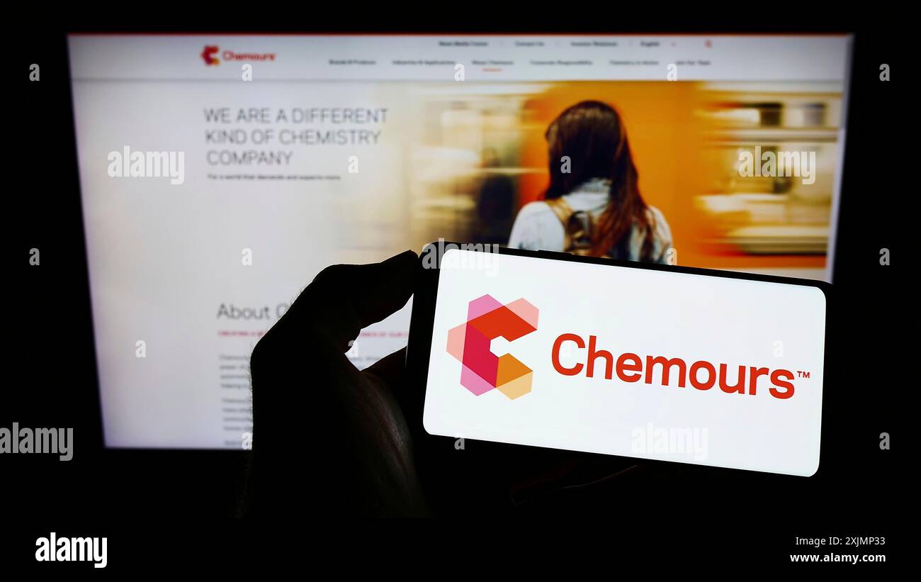Stuttgart, Allemagne, 09-25-2022, personne tenant un téléphone portable avec le logo du fabricant américain de produits chimiques The Chemours Company sur l'écran devant Banque D'Images