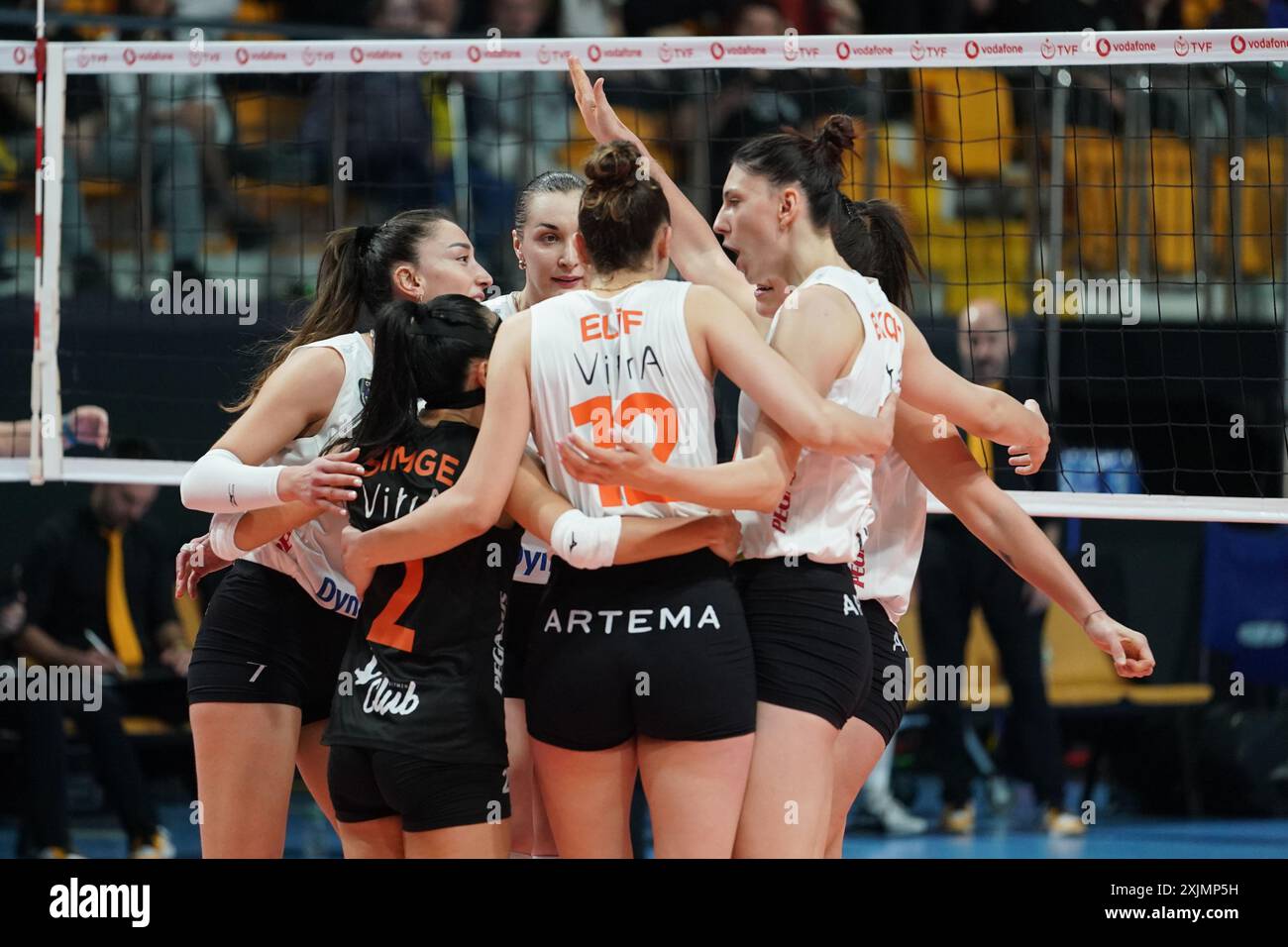 ISTANBUL, TURKIYE - 04 AVRIL 2024 : les joueurs de l'Eczacibasi Dynavit célèbrent le point lors du match de la Ligue turque des sultans de Vakifbank à Vakifbank Spor Banque D'Images