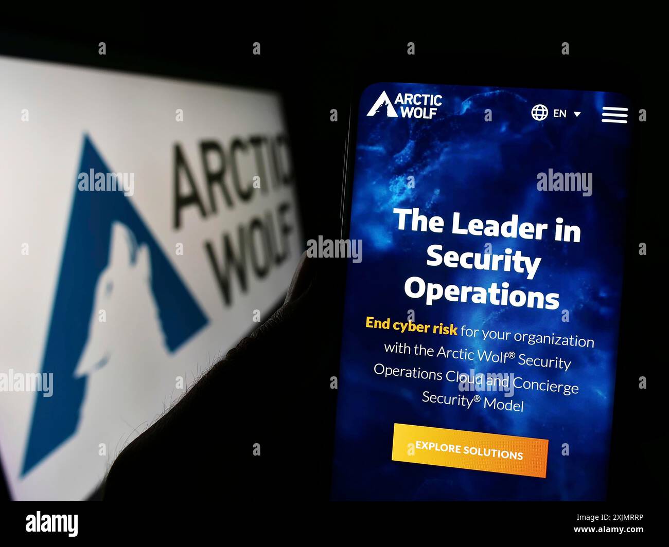 Stuttgart, Allemagne, 10-12-2022 : personne tenant un téléphone portable avec la page Web de la société de cybersécurité Arctic Wolf Networks Inc sur l'écran avec le logo. Mise au point Banque D'Images