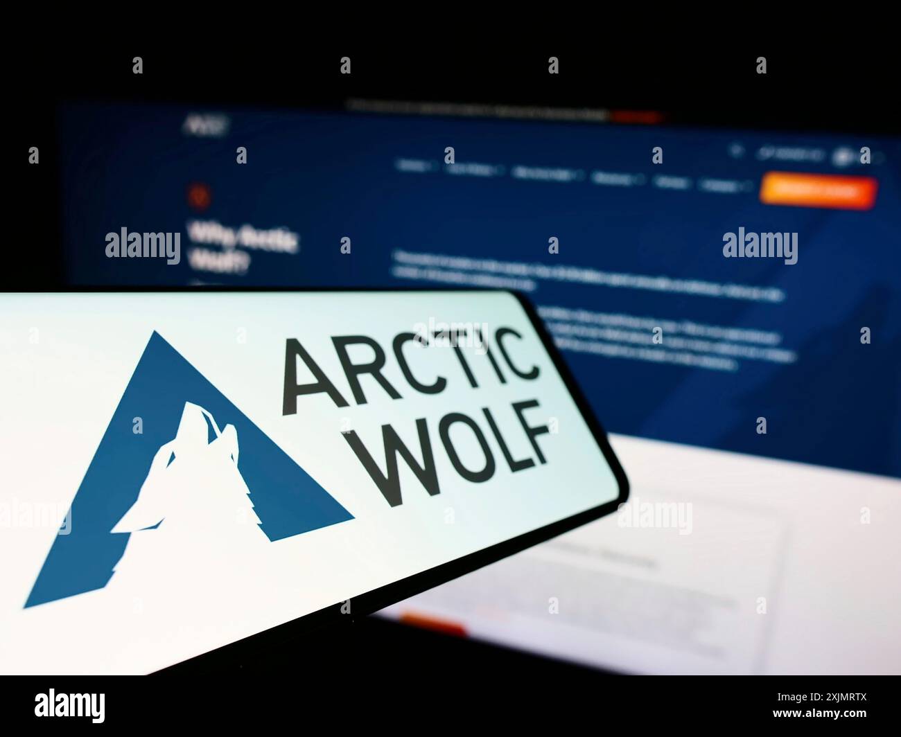 Stuttgart, Allemagne, 10-12-2013 2022 : smartphone avec le logo de la société de cybersécurité Arctic Wolf Networks Inc sur l'écran devant le site Web. Concentrez-vous sur Banque D'Images