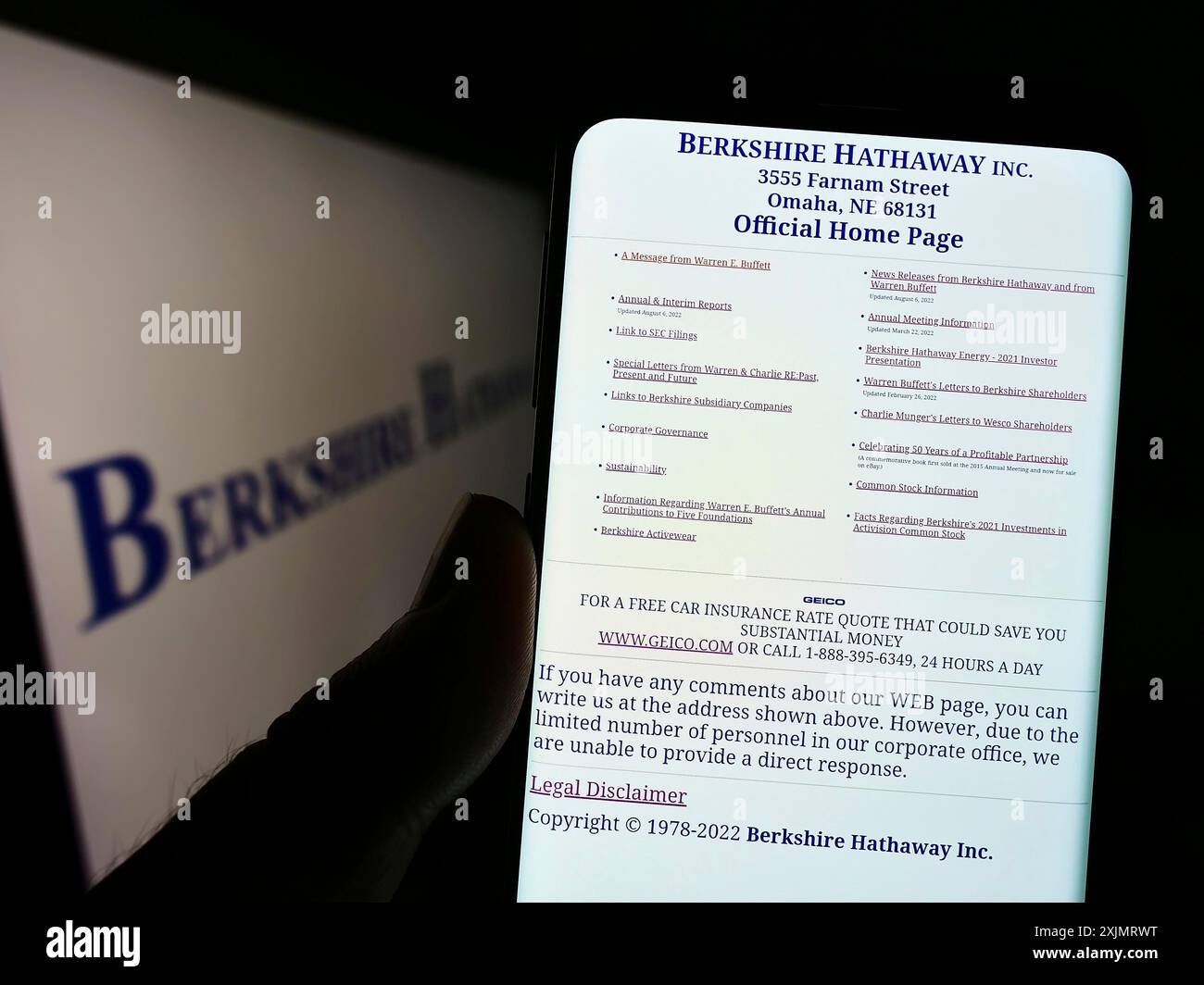 Stuttgart, Allemagne, 10-09-2022 : personne tenant un téléphone portable avec la page web de la holding américaine Berkshire Hathaway Inc sur l'écran devant le logo. Mise au point Banque D'Images