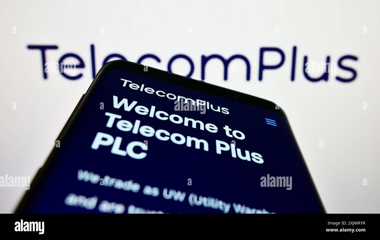 Stuttgart, Allemagne, 10-13-2022 : smartphone avec le site Web de la société britannique Telecom plus plc sur l'écran devant le logo de l'entreprise. Concentrez-vous sur le coin supérieur gauche de Banque D'Images