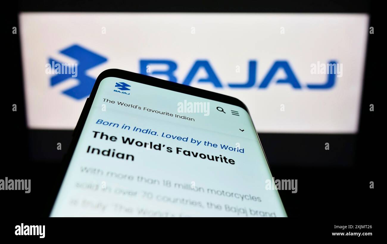 Stuttgart, Allemagne, 10-15-2022 : smartphone avec le site Web de la société automobile indienne Bajaj Auto Limited sur l'écran devant le logo de l'entreprise. Concentrez-vous sur Banque D'Images
