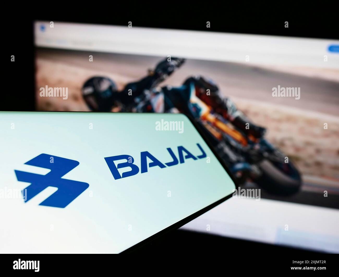 Stuttgart, Allemagne, 10-15-2022 : téléphone portable avec le logo de la société automobile indienne Bajaj Auto Limited sur l'écran devant le site Web. Concentrez-vous sur Banque D'Images
