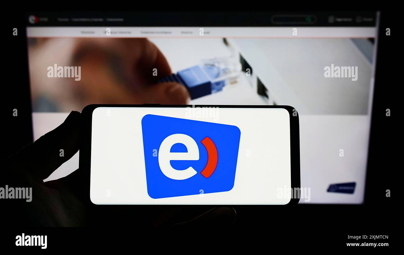 Stuttgart, Allemagne, 10-24-2022 : personne tenant un smartphone avec le logo de la société de télécommunications Entel Chile sur l'écran devant le site Web. Concentrez-vous sur Banque D'Images Stuttgart, Allemagne, 10-24-2022 : personne tenant un smartphone avec le logo de la société de télécommunications Entel Chile sur l'écran devant le site Web. Concentrez-vous sur Banque D'Images