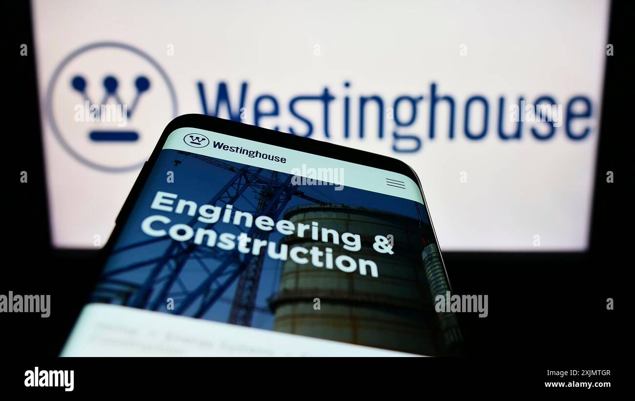 Stuttgart, Allemagne, 10 26 2022 : téléphone portable avec la page Web de Westinghouse Electric Company LLC sur l'écran devant le logo de l'entreprise. Concentrez-vous sur le coin supérieur gauche Banque D'Images
