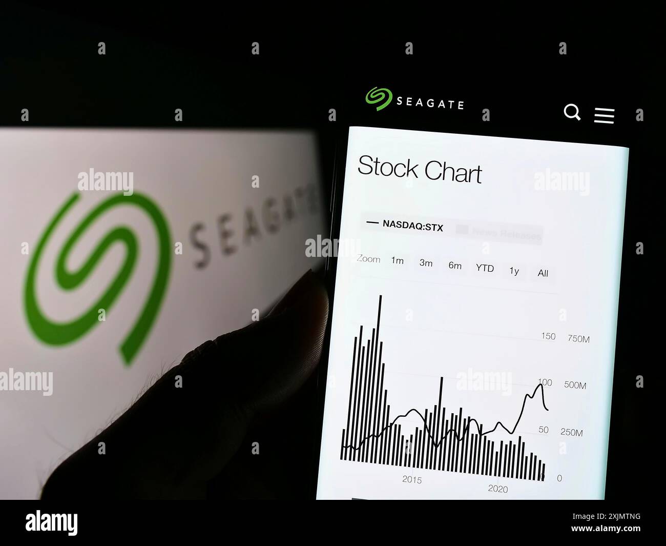 Stuttgart, Allemagne, 10 27 2022 : personne tenant un smartphone avec la page Web de la société américaine de stockage de données Seagate Technology LLC sur l'écran avec le logo. Mise au point Banque D'Images