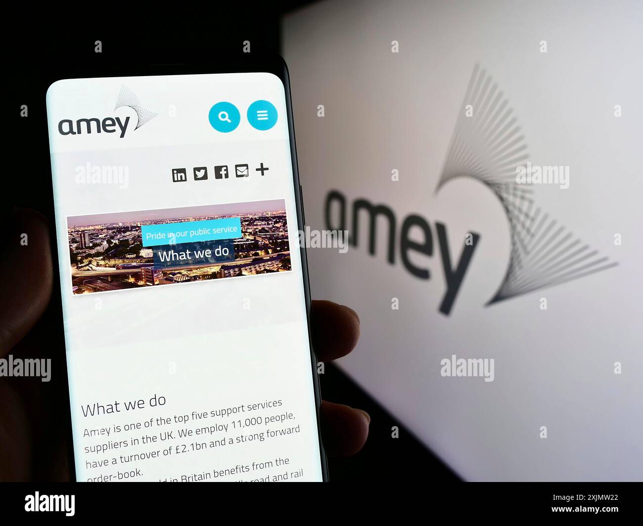 Stuttgart, Allemagne, 10-23-2022 : personne tenant un smartphone avec la page web de la société d'infrastructure britannique Amey plc sur l'écran devant le logo. Mise au point Banque D'Images