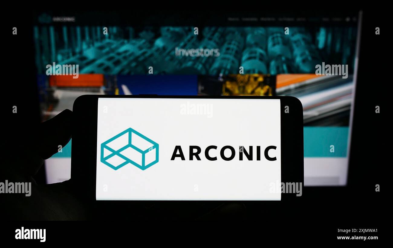 Stuttgart, Allemagne, 12-01-2022 : personne tenant un smartphone avec le logo de la société américaine de métaux Arconic Corporation sur l'écran devant le site Web. Concentrez-vous sur Banque D'Images